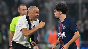 Paris Saint-Germain's Spanish headcoach Luis Enrique (L) gives instruction to Paris Saint-Germain's Portuguese midfielder #17 Vitinha (R) during the French L1 football match between Olympique de Marseille (OM) and Paris Saint-Germain (PSG) at the Velodrome stadium in Marseille on September 22, 2025. (Photo by Christophe Simon / AFP)