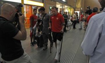 El Sevilla llegó a la estación de Atocha de Madrid donde numerosos aficionados sevillistas animaron con cánticos al equipo.
