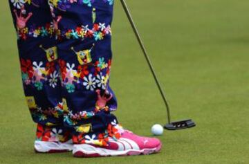 John Daly con unos pantalones del personaje infantil 'Bob Esponja' en el Open de Golf Británico.