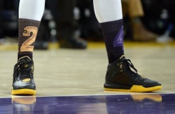 LOS ANGELES, CA - MARCH 6: Larry Nance Jr. #7 of the Los Angeles Lakers and his teammates wear Kobe Bryant-themed socks to honor him during the basketball game against Golden State Warriors at Staples Center March 6, 2016, in Los Angeles, California. NOTE TO USER: User expressly acknowledges and agrees that, by downloading and or using the photograph, User is consenting to the terms and conditions of the Getty Images License Agreement.   Kevork Djansezian/Getty Images/AFP
== FOR NEWSPAPERS, INTERNET, TELCOS & TELEVISION USE ONLY ==
