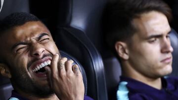 Rafinha, con Malcom en el banquillo del Barça.