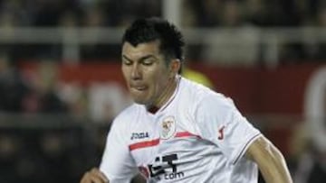 <b>EL PITBULL. </b>Medel, mordiendo en el partido ante el Barcelona.