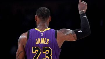 LOS ANGELES, CA - NOVEMBER 30: LeBron James #23 of the Los Angeles Lakers reacts after a Laker basket during a 114-103 win over the Dallas Mavericks at Staples Center on November 30, 2018 in Los Angeles, California. NOTE TO USER: User expressly acknowledges and agrees that, by downloading and or using this photograph, User is consenting to the terms and conditions of the Getty Images License Agreement. Harry How/Getty Images/AFP
== FOR NEWSPAPERS, INTERNET, TELCOS & TELEVISION USE ONLY ==
