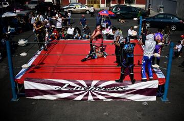 En Tepito, un barrio de Ciudad de México, se ha celebrado un campeonato de lucha al aire libre que busca promover el deporte entre los jóvenes para alejarlos de la criminalidad.