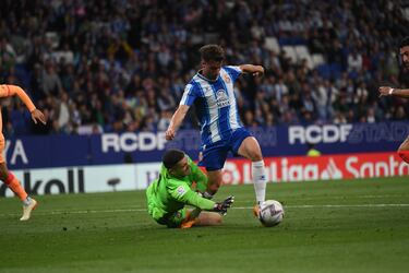 Jugada del penalti. Expósito filtra un balón a Javi Puado y en el mano a mano, Ivo Grbic derriba al jugador perico.