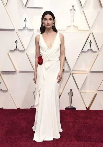 Lily Aldridge, ex ángel  de Vcitoria's Secrets, con un vestido blanco de Ralph Lauren y sandalias de tiras blancas. 