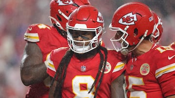 KANSAS CITY, MISSOURI - NOVEMBER 04: DeAndre Hopkins #8 and Patrick Mahomes #15 of the Kansas City Chiefs celebrate their touchdown connection against the Tampa Bay Buccaneers during the fourth quarter at GEHA Field at Arrowhead Stadium on November 04, 2024 in Kansas City, Missouri. David Eulitt/Getty Images/AFP (Photo by David Eulitt / GETTY IMAGES NORTH AMERICA / Getty Images via AFP)