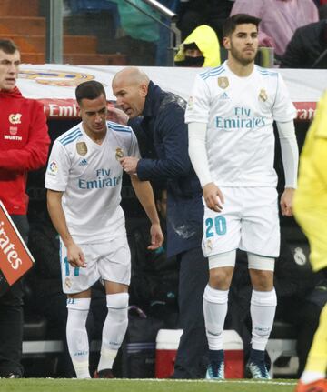 Zidane charla con Lucas Vázquez antes del cambio. 