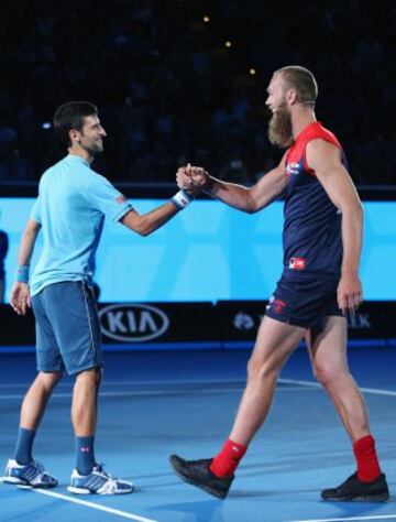 El seis veces campe車n del Abierto de Australia, Novak Djokovic, ha presentado un espect芍culo de tenis y entretenimiento en v赤speras del primer Grand Slam del a?o en el Margaret Court Arena para recaudar fondos para su Fundaci車n, que apoya la educaci車n preescolar de calidad para los ni?os.