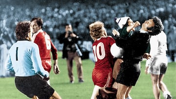 'El loco del Bernabéu' agrede al colegiado Linemayr. Maier le dará una patada por la espalda para separarle del árbitro.