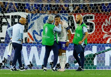 Kylian Mbappé recibe asistencia del cuerpo médico de la selección francesa.