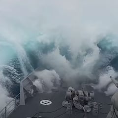 El vídeo extremo del día: una ola gigante engulle un buque militar