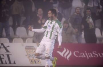 El delantero rumano del Córdoba, Florín Andone, celebra el primer gol del equipo cordobés.