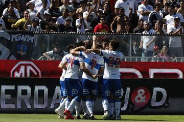 El jugador de Universidad CatÃ³lica Jose Pedro Fuenzalidacelebra con sus compaÃ±eros despues de convertir un gol contra Colo Colo durante el partido de primera division realizado en el estadio Monumental de Chile.