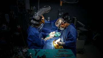 -FOTOGALERIA- AME5478. BUENOS AIRES (ARGENTINA), 01/08/2020.- Un grupo de m&eacute;dicos realiza una cirug&iacute;a en el Hospital El Cruce de Florencia Varela el 30 de julio de 2020, en Buenos Aires (Argentina). Desde el 3 de marzo pasado, cuando se detect&oacute; el primer caso del nuevo coronavirus, Argentina ha reportado 185.373 contagios y una cifra de fallecidos que asciende a 3.466, con 153 muertes reportadas el pasado jueves, el mayor n&uacute;mero diario registrado hasta ahora, y con la preocupaci&oacute;n del Gobierno centrada en el AMBA (&Aacute;rea Metropolitana de Buenos Aires), epicentro de la pandemia en Argentina. EFE/ Juan Ignacio Roncoroni