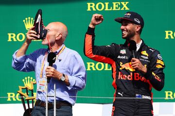 El actor Sir Patrick Stewart bebe champagne del calzado deportivo de Ricciardo.