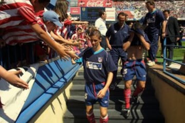 En la temporada 2000/2001 el Atlético de Madrid se encontraba en segunda división no sería hasta la temporada siguiente cuando Fernando Torres debutó en primera división.