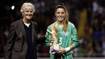 Txell Font tras recibir el Guante de Oro del Mundial Sub-20.