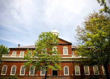 Esta universidad se encuentra en Cambridge (Massachusetts) perteneciente al Condado de Middlesex. Fue fundada en 1636 y es la institución de enseñanza superior más antigua de los Estados Unidos. En su haber tiene 161 premios Nobel, 48 premios Pulitzer, 108 medallas olímpicas, 8 ganadores de la Medalla Fields y 8 presidentes de los Estados Unidos, entre otros muchos galardones.