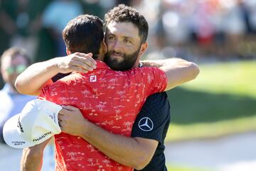 Los golfistas españoles, Jon Rahm y Rafa Cabrera Bello se abrazan durante la jornada de hoy.
