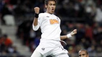 GOLAZO. Neymar abrió la lata para el Santos con un espectacular zurdazo a la escuadra.