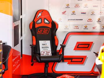 Mensaje de ánimo del equipo de Honda en la silla de Marc Márquez. 


