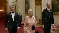 La increíble entrada de la reina de Inglaterra al lado de James Bond.