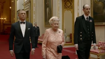 La increíble entrada de la reina de Inglaterra al lado de James Bond.