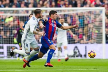 BARCELONA, SPAIN - DECEMBER 03:  Luis Suarez (2nd L) of FC Barcelona and Sergio Ramos (L) of Real Madrid CF fight for the ball during the La Liga match between FC Barcelona and Real Madrid CF at Camp Nou stadium on December 3, 2016 in Barcelona, Spain.  (Photo by Alex Caparros/Getty Images)