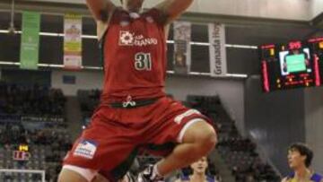 <b>MUY SUPERIOR. </b>Kurz machaca en un contraataque del Granada.