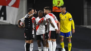 BUENOS AIRES, ARGENTINA - MARCH 20:  Nicolas De la Cruz of River Plate and Marcos Rojo of Boca Juniors argue with referee Dario Herrera during a Copa de la Liga 2022 match between River Plate and Boca Juniors at Estadio Monumental Antonio Vespucio Liberti on March 20, 2022 in Buenos Aires, Argentina. (Photo by Rodrigo Valle/Getty Images)