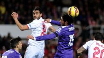 Diego Colotto salta por un balon con Vicente Iborra