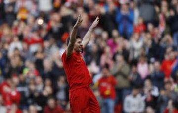 Steven Gerrard celebra el cuarto gol del Liverpool.