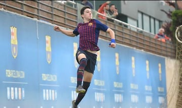 Diego López celebra un gol durante su etapa de juveniles en el Barcelona.