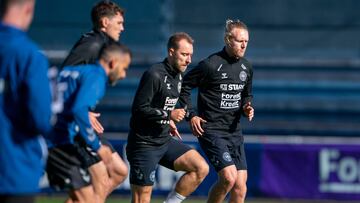 Denmark's defender Simon Kjaer (R) and Denmark's midfielder Christian Eriksen attend a training session in Helsingor, Denmark, on September 20, 2022, two days ahead of the UEFA Nations League Group 1 football match between Croatia and Denmark. (Photo by Liselotte Sabroe / Ritzau Scanpix / AFP) / Denmark OUT