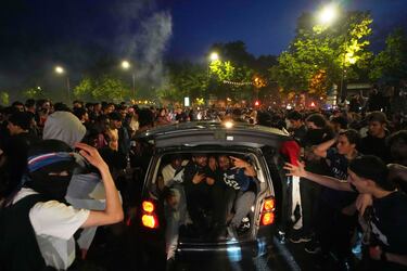 Los seguidores del PSG se congregaron en masa en el centro de París tras la victoria por 5-0 ante el Inter. Las celebraciones incluyeron fuegos, bengalas y banderas.
