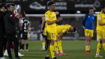 Jugadores del Alcorcón tras terminar el partido contra el Cartagena y confirmar el descenso.