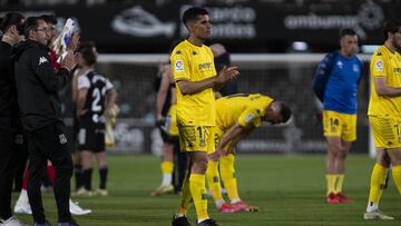 Jugadores del Alcorc&oacute;n tras terminar el partido contra el Cartagena y confirmar el descenso.