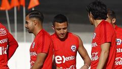 El jugador de la selecciÃ³n de Chile Alexis Sanchez, centro, atiende el entrenamiento en Juan Pinto Duran.