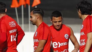 El jugador de la selecciÃ³n de Chile Alexis Sanchez, centro, atiende el entrenamiento en Juan Pinto Duran.