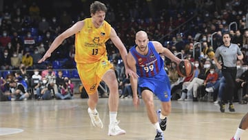 Nick Calathes supera con bote a Artem Pustovyi en el Bar&ccedil;a-Gran Canaria.