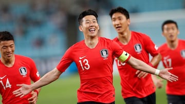 El delantero surcoreano Heungmin Son (c) celebra tras marcar el primer gol ante Honduras durante un encuentro amistoso entre ambas selecciones disputado en el Estadio de Daegu en Daegu, Corea del Sur. 