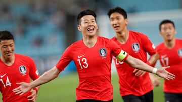 El delantero surcoreano Heungmin Son (c) celebra tras marcar el primer gol ante Honduras durante un encuentro amistoso entre ambas selecciones disputado en el Estadio de Daegu en Daegu, Corea del Sur.