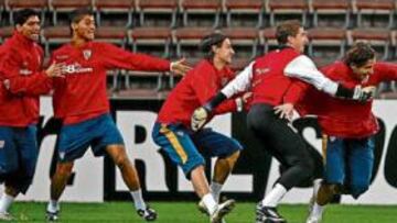 <b>BUENA SINTONÍA. </b>La plantilla sevillista realizó ayer la última sesión de trabajo antes de medirse hoy al Standard de Lieja.