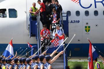 Best player of the FIFA World Cup 2018 in Russia, Croatian Luka Modric (C), and other team members step out from their Airbus 319 airplane in Zagreb International Airport on July 16, 2018.   / AFP PHOTO / ATTILA KISBENEDEK