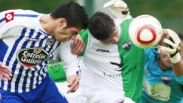 <b>PARTIDO VITAL. </b>Extremadura y Depor B se miden en un duelo directo por evitar el descenso a Tercera.