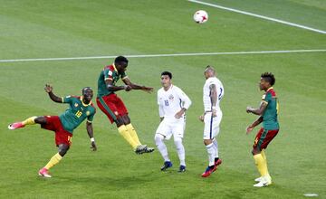 Moscow (Russian Federation), 18/06/2017.- Michael Ngadeu Ngadjui (2-L) of Cameroon heads the ball during the FIFA Confederations Cup 2017 group B soccer match between Cameroon and Chile at the Spartak Stadium in Moscow, Russia, 18 June 2017. (Camerún, Moscú, Rusia) EFE/EPA/SERGEI CHIRIKOV