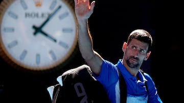 Novak Djokovic se despide del público del Open de Australia.
