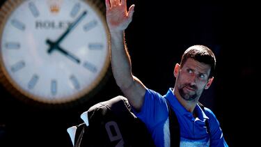 Novak Djokovic deja la pista tras retirarse.