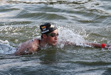 ¡Se retira Carlos Garach! El nadador español no puede seguir en la prueba de natación en aguas abiertas y se retira entre lágrimas de la prueba. En el kilómetro 6 rodaba a casi 5 minutos de Kristof Rasovsky. ¡Mucho ánimo Carlos!